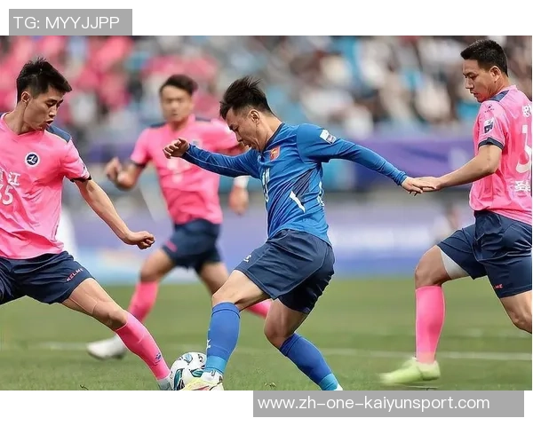 足球实拍：真实记录赛场瞬间与球员激情的动人画面